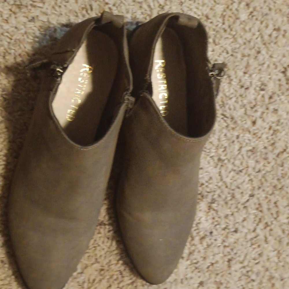 Shoes - Picture 2 of 4